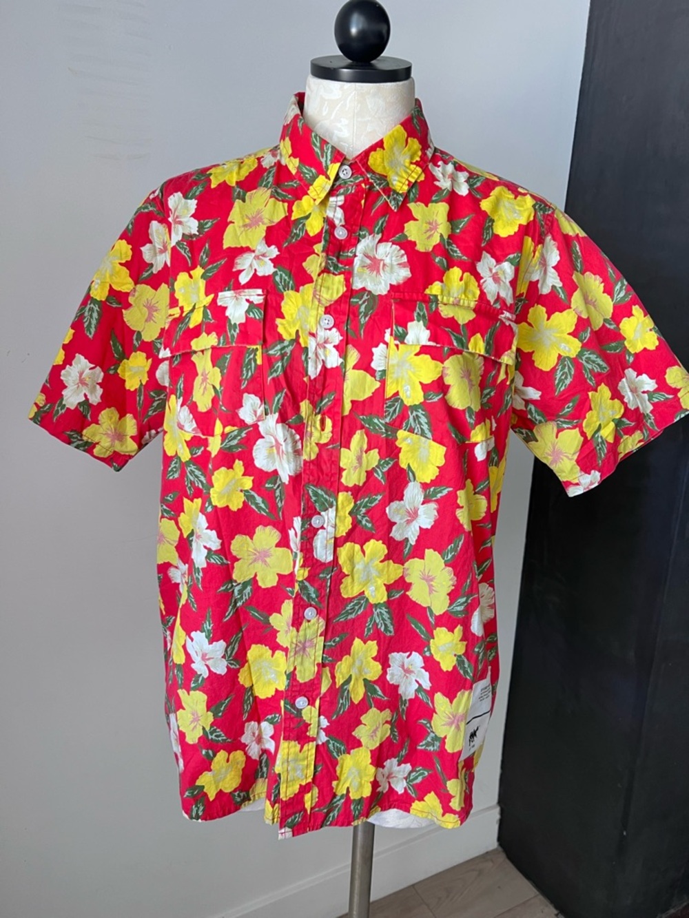 Stüssy. "Wild Hawaii Aloha " 100% Cotton Short Sleeve Button-Up Size M